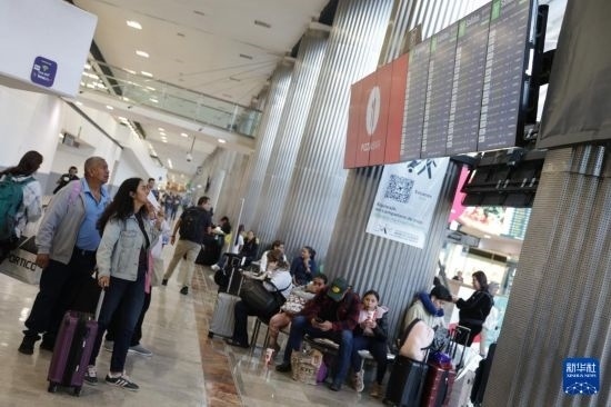 7月19日，在墨西哥首都墨西哥城的貝尼托·華雷斯國(guó)際機(jī)場(chǎng)，許多航班被延誤或取消，大量旅客在機(jī)場(chǎng)等待。新華社發(fā)（弗朗西斯科·卡涅多攝）