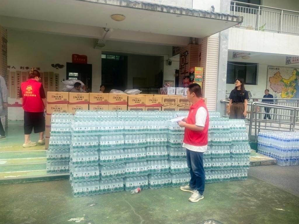 圖為愛心人士向鳳縣河口鎮(zhèn)中心小學(xué)捐贈(zèng)的物資。新華社記者 劉彤 攝