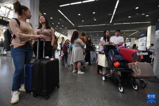 7月19日，受影響航班的旅客在巴西首都巴西利亞機(jī)場(chǎng)等待。新華社發(fā)（盧西奧·塔沃拉 攝）