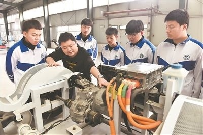 河北省威縣職業(yè)技術(shù)教育中心老師正在為學生講解電動汽車數(shù)字技術(shù)。新華社記者 朱旭東攝