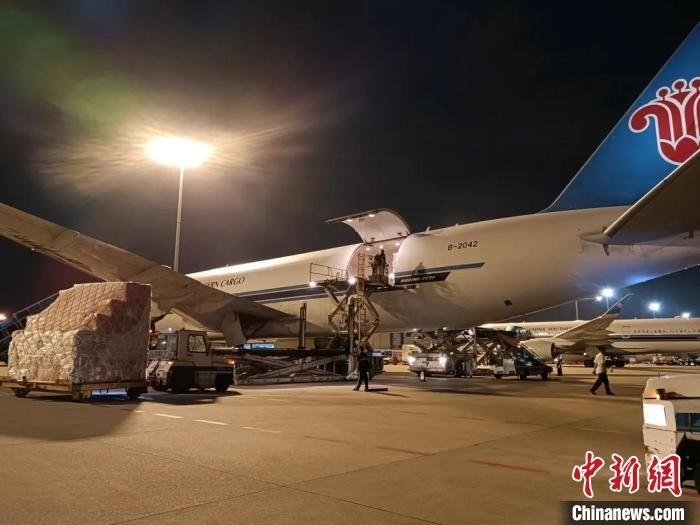 南航物流客機(jī)正裝運(yùn)前往巴黎的跨境電商貨物。南方航空 供圖