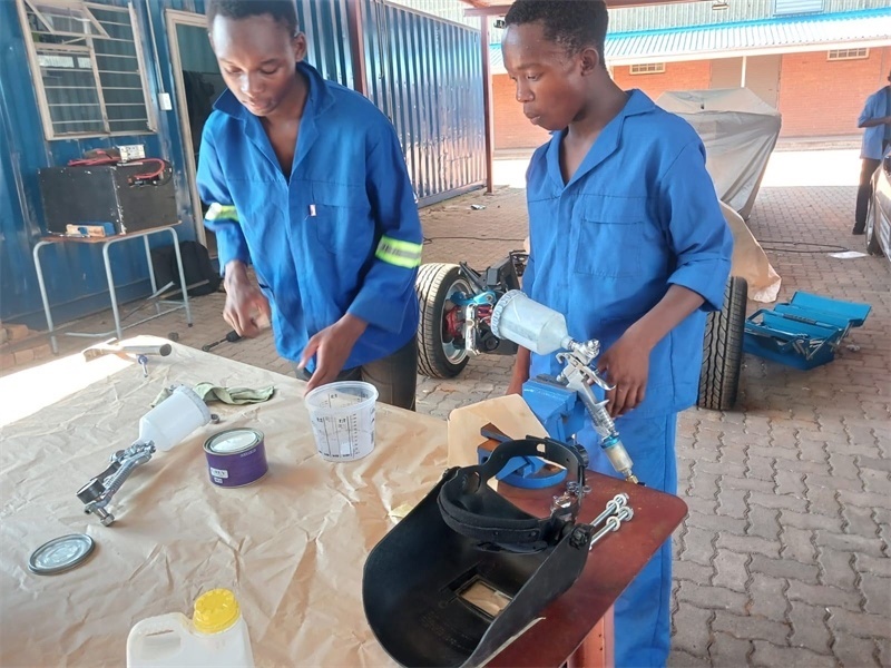 南非學生認真改造“老爺車”。索尚古夫技術高中供圖