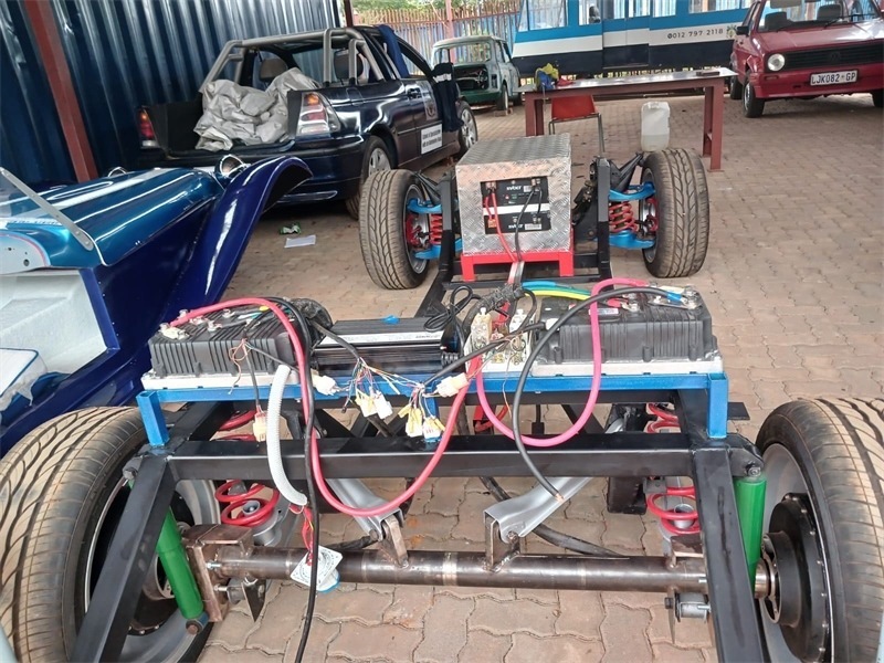 “老爺車”的跟上電動潮流。索尚古夫技術高中供圖