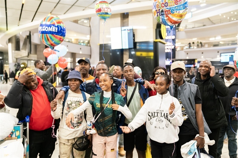 家長們熱情歡迎從中國歸來的學生。希拉茲·莫林攝