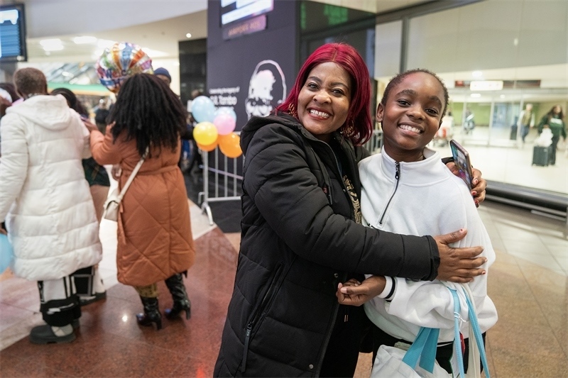 學生與家長相擁歡慶。希拉茲·莫林攝