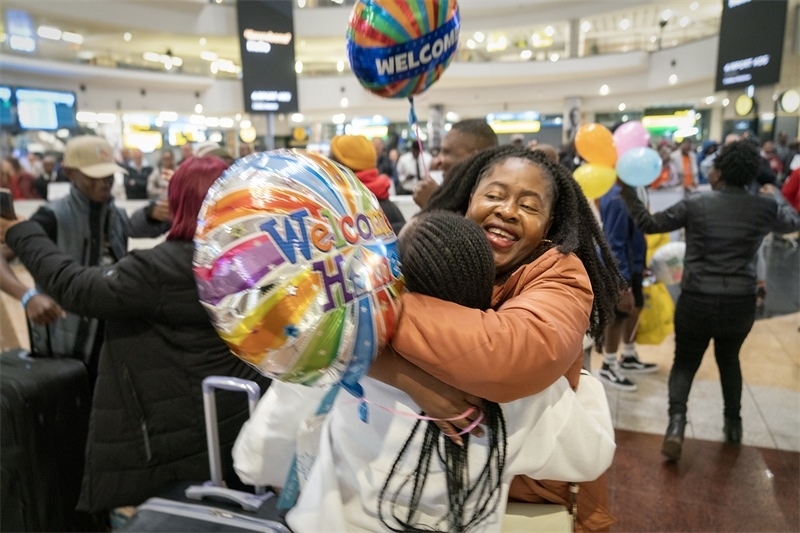 學生與家長相擁歡慶。希拉茲·莫林攝