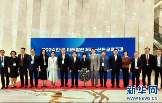 交流周活動(dòng)與會(huì)嘉賓合影。（中國(guó)駐濟(jì)州總領(lǐng)事館供圖）