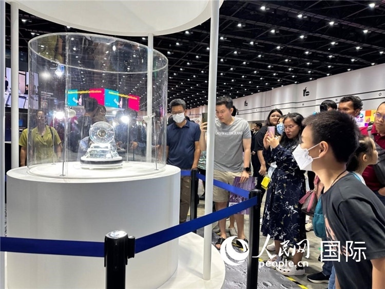 觀眾參觀中國(guó)“嫦娥五號(hào)”探測(cè)器從月球帶回的珍貴樣品。人民網(wǎng)記者簡(jiǎn)承淵攝