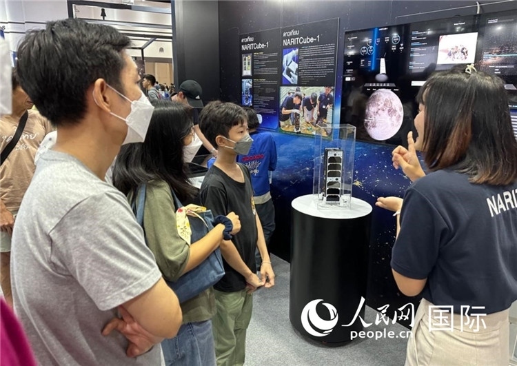 泰國(guó)國(guó)家天文研究所工作人員向觀眾科普天文知識(shí)。人民網(wǎng)記者 簡(jiǎn)承淵攝