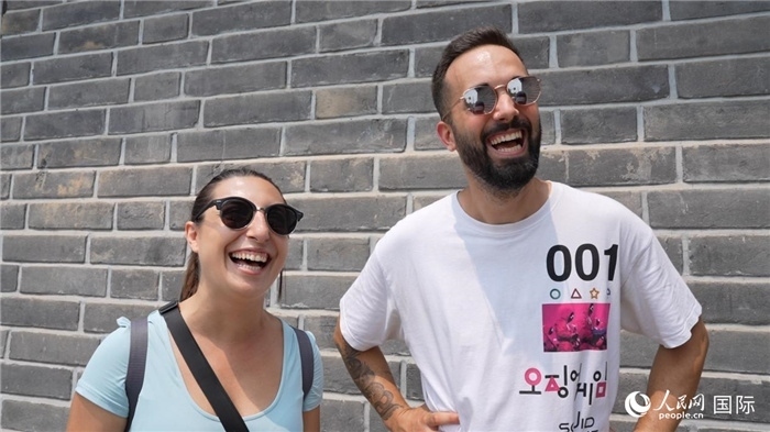 圖為西班牙籍游客塔瑪拉·魯伊斯·查莫羅（左）和馬克·普拉達(dá)·巴約納（右）。人民網(wǎng)記者 吳超嵐攝