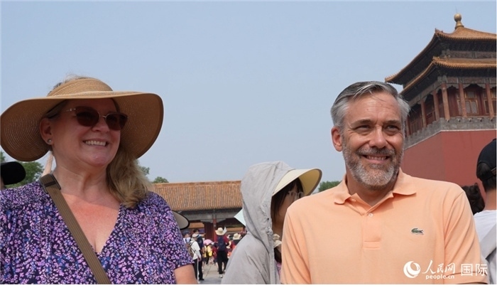 圖為來自美國拉斯維加斯的游客格雷琴·拉森 （Gretchen Larsen）（左）和她的丈夫埃里克·拉森（Eric Larsen）（右）。人民網(wǎng)記者 吳超嵐攝