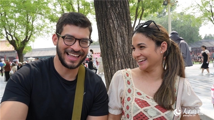 圖為巴拿馬籍游客阿德里安·岡薩雷斯（Adrian Gonzalez）（左）和丹尼斯·岡薩雷斯（Denisse Gonzalez）（右）。人民網(wǎng)記者 吳超嵐攝