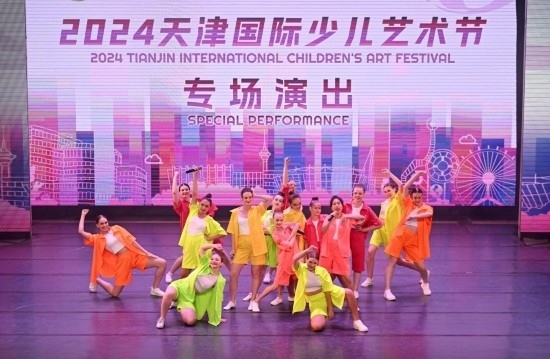 7月22日，來自俄羅斯的舞蹈團演員在藝術(shù)節(jié)上展演。新華社記者 趙子碩 攝