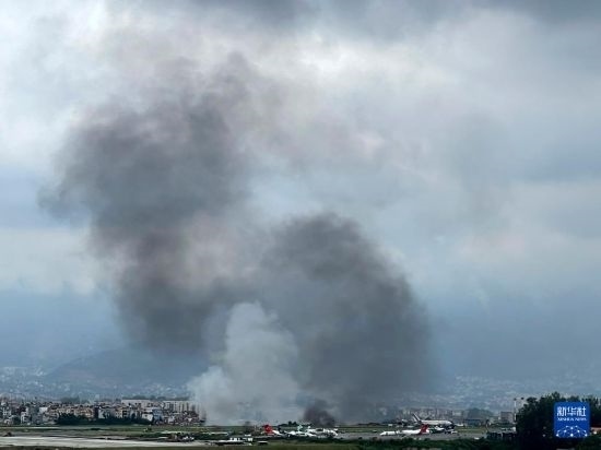 這是7月24日在尼泊爾加德滿都特里布萬機(jī)場拍攝的濃煙。目擊者說，一架飛機(jī)在尼泊爾加德滿都特里布萬機(jī)場墜毀。新華社/美聯(lián)