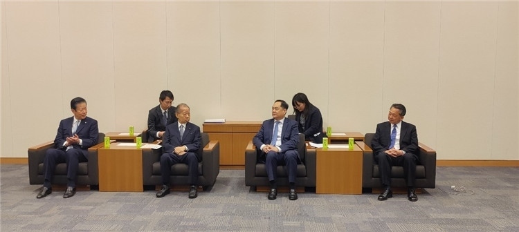 4月11日，楊萬明會長在東京會見日中友好議員聯(lián)盟會長二階俊博（左二）。中國人民對外友好協(xié)會供圖