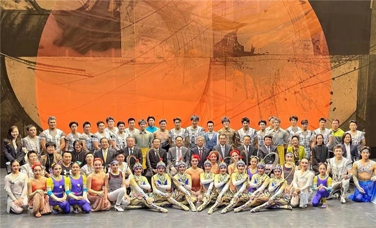 4月12日，中國人民對外友好協(xié)會會長楊萬明、駐日大使吳江浩及來自36國70位駐日使節(jié)代表等現(xiàn)場觀看中國雜技團東京公演。中國人民對外友好協(xié)會供圖