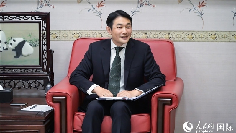 使館發(fā)言人畢海波公參介紹黨的二十屆三中全會(huì)情況并回答記者提問。人民網(wǎng) 郭錦標(biāo)攝