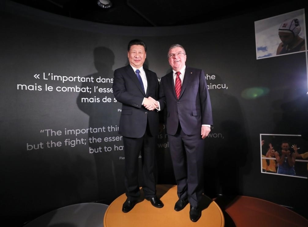 2017年1月18日，國家主席習(xí)近平在瑞士洛桑國際奧林匹克博物館會見國際奧林匹克委員會主席巴赫。這是習(xí)近平和巴赫在奧運冠軍領(lǐng)獎臺上合影。新華社記者 蘭紅光 攝