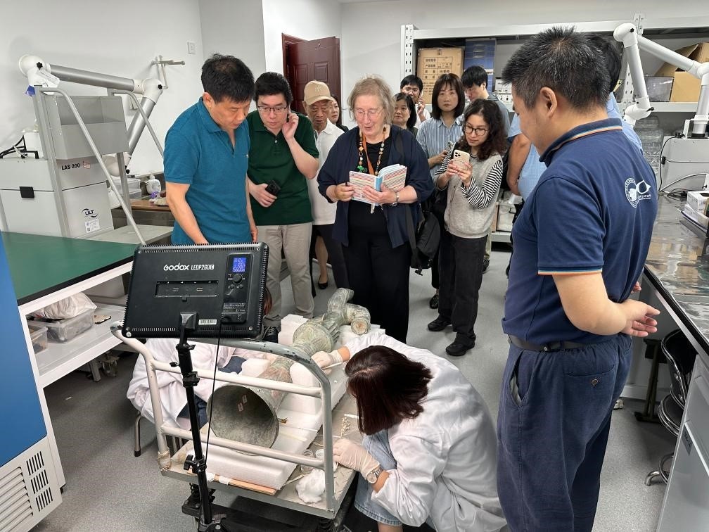 2024年5月28日，英國考古學(xué)家、牛津大學(xué)教授杰西卡·羅森在文物保護(hù)修復(fù)實(shí)驗(yàn)室觀摩文物。新華社發(fā)（四川省文物考古研究院供圖）