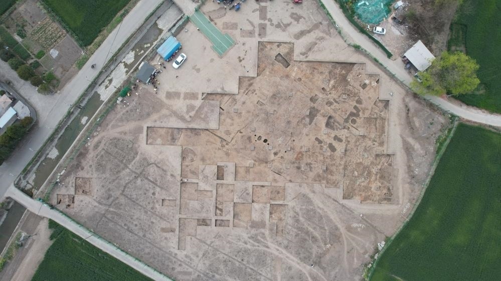 這是2024年3月23日拍攝的四川省廣漢市三星堆遺址發(fā)掘區(qū)（無人機(jī)照片）。新華社發(fā)（四川省文物考古研究院供圖）