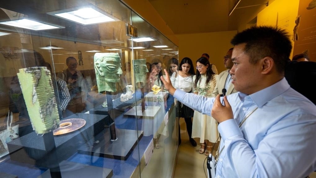 2024年6月14日，冉宏林在埃及開羅舉辦的“三星堆·金沙”主題數(shù)字展上向埃及公眾介紹三星堆文化。新華社發(fā)（四川省文物考古研究院供圖）