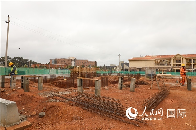 圖為孔子學院項目施工現(xiàn)場。人民網(wǎng)記者 沈小曉攝。