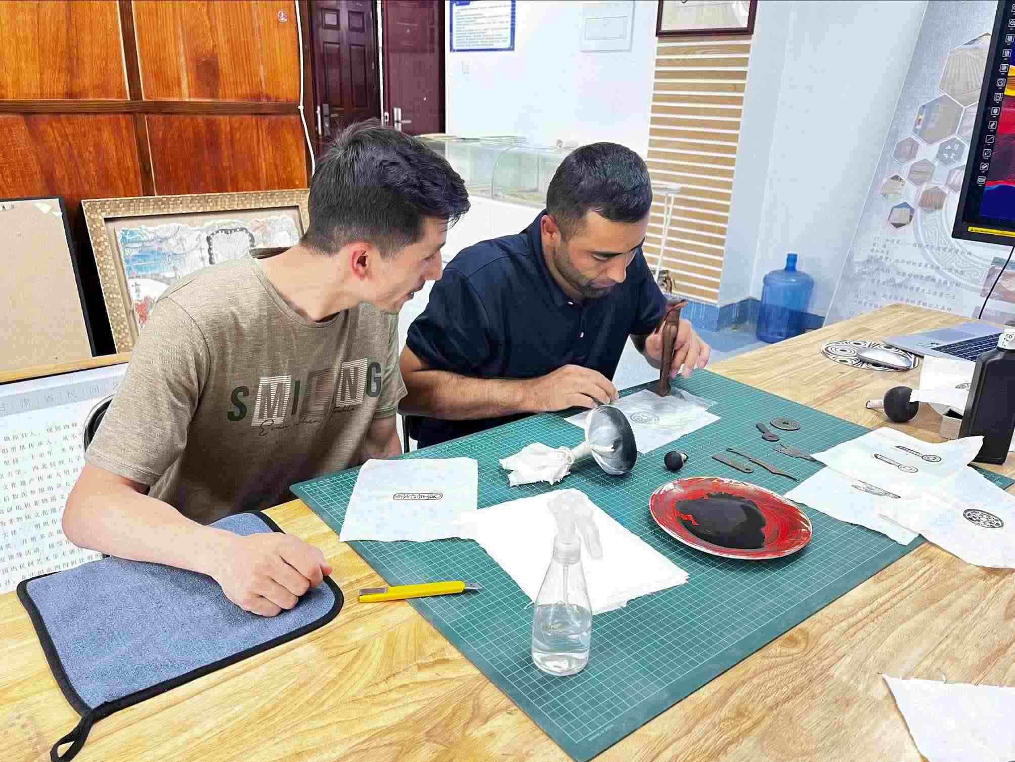 營員們動手體驗“非遺”技藝。校方供圖