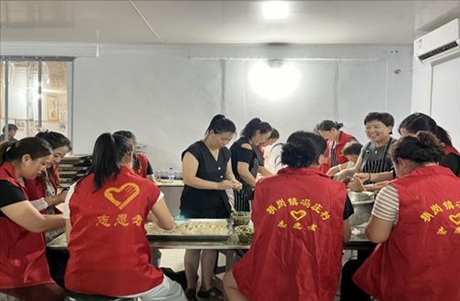 志愿者在以孝治家大食堂工作。（受訪者供圖）