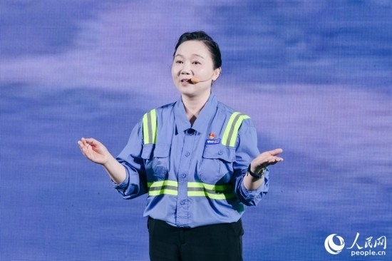 黃英紅講述在互聯(lián)網(wǎng)“種地”的故事。人民網(wǎng)攝