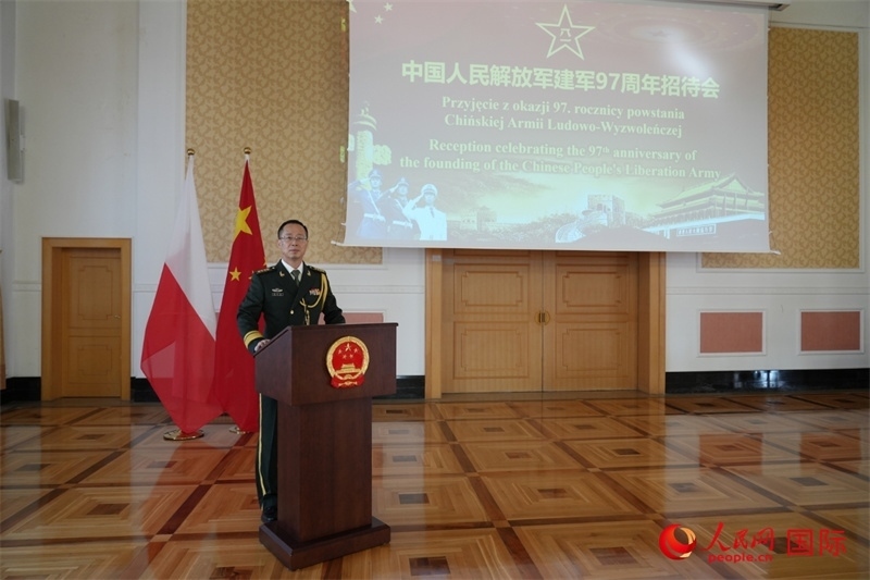 波蘭使館國防武官張寅生大校在招待會(huì)上致辭。人民網(wǎng)記者 李增偉攝 