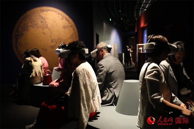 嘉賓在展覽“傳奇之旅：馬可·波羅與絲綢之路上的世界”VR體驗(yàn)區(qū)參觀。人民網(wǎng) 殷韜攝