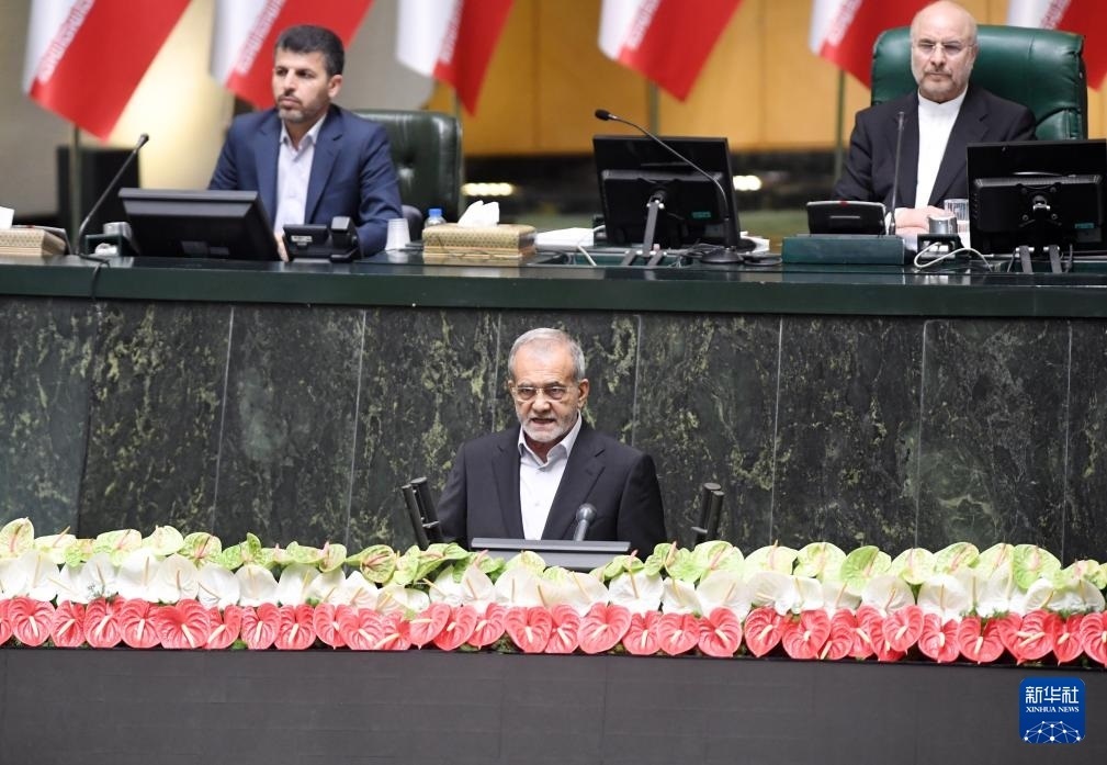 7月30日，佩澤希齊揚（前）在伊朗德黑蘭的伊朗議會宣誓就任伊朗總統(tǒng)后發(fā)表就職演說。新華社記者 沙達提 攝
