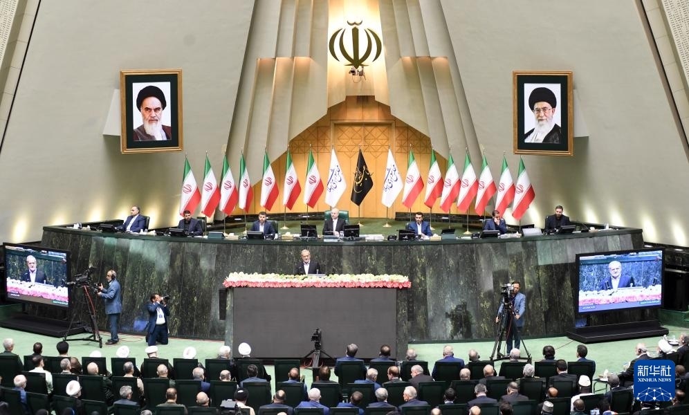 7月30日，佩澤希齊揚（中）在伊朗德黑蘭的伊朗議會宣誓就任伊朗總統(tǒng)后發(fā)表就職演說。新華社記者 沙達提 攝