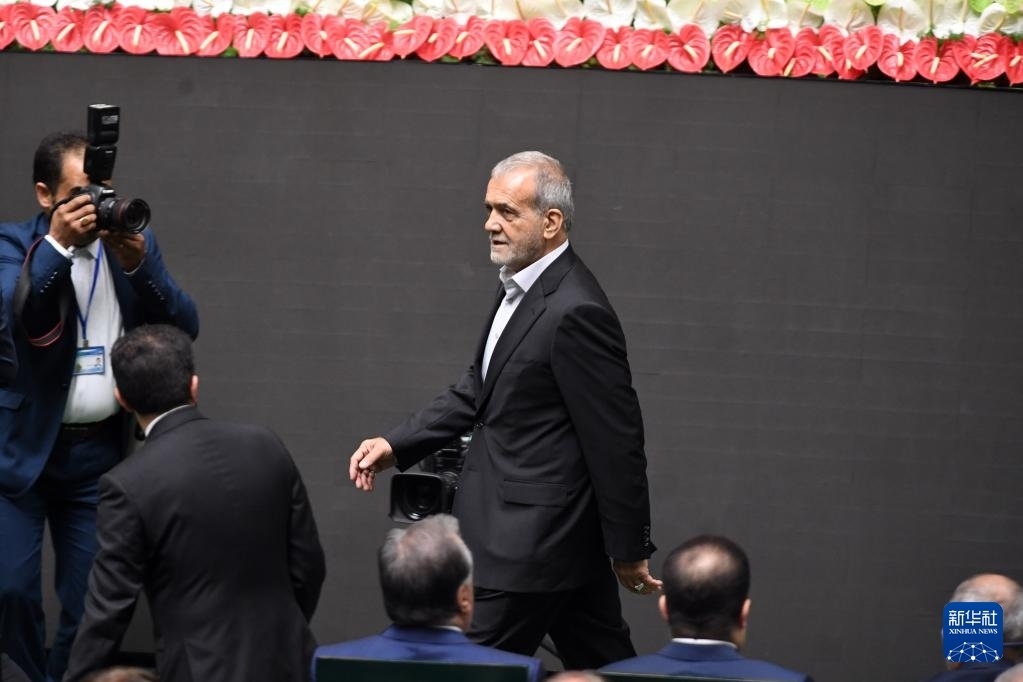 7月30日，在伊朗德黑蘭的伊朗議會，佩澤希齊揚（中）抵達總統(tǒng)就職典禮現(xiàn)場。新華社記者 沙達提 攝