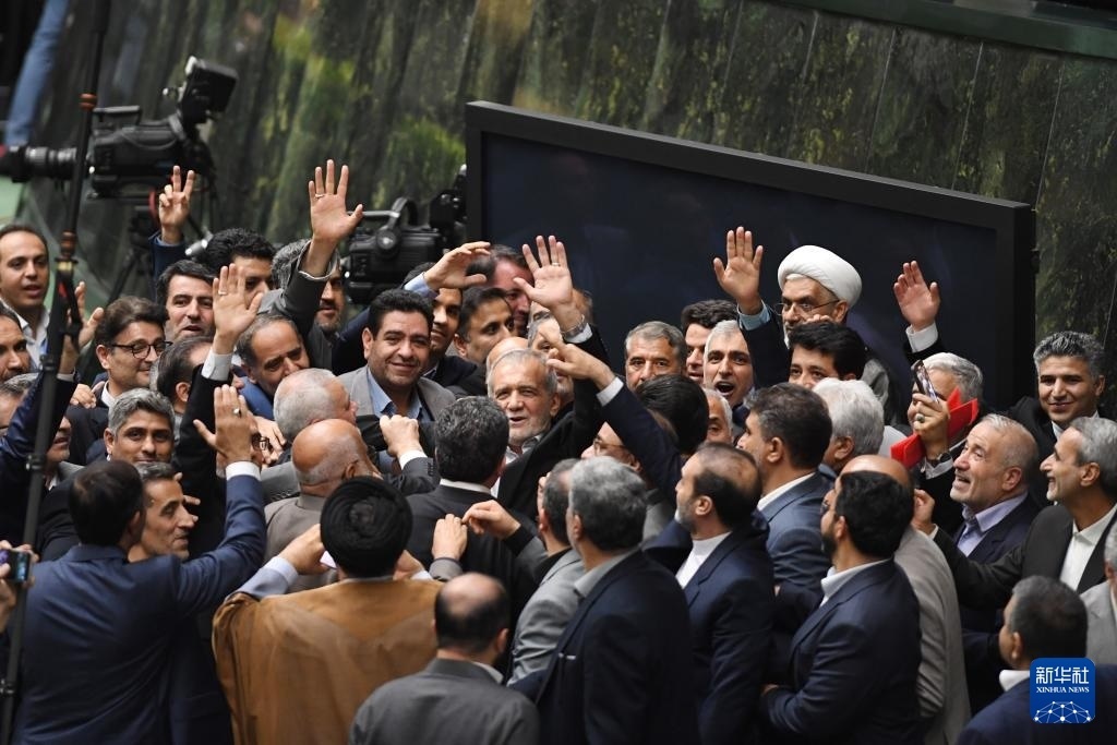 7月30日，在伊朗德黑蘭的伊朗議會，佩澤希齊揚（中）離開總統(tǒng)就職典禮現(xiàn)場時揮手致意。新華社記者 沙達提 攝