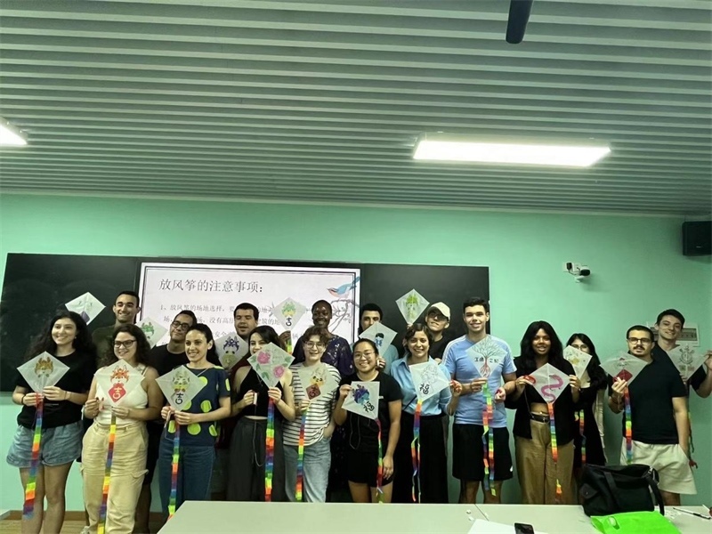 在中國和巴西共迎兩國建交50周年之際，巴西圣保羅州立大學孔子學院今年7月成功組織多批、近40名巴西青少年來華進行短期訪問交流，圖為訪問團成員參加文化體驗活動。 巴西圣保羅州立大學孔子學院供圖