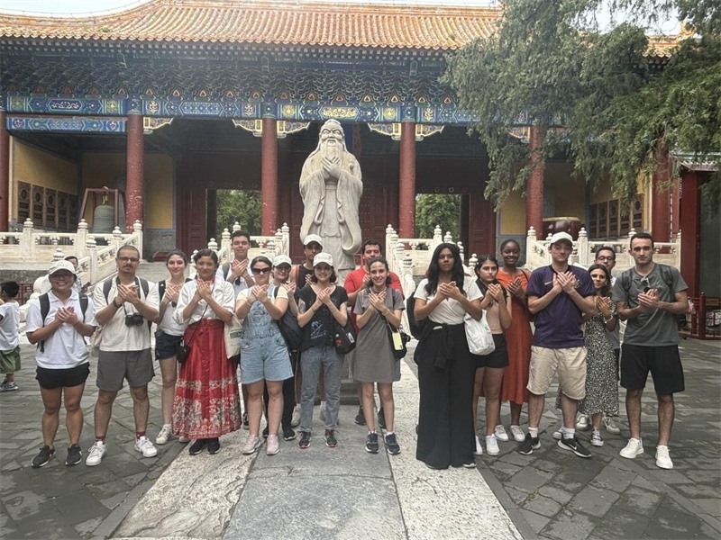 在中國和巴西共迎兩國建交50周年之際，巴西圣保羅州立大學孔子學院今年7月成功組織多批、近40名巴西青少年來華進行短期訪問交流，圖為訪問團成員參加文化體驗活動。 巴西圣保羅州立大學孔子學院供圖