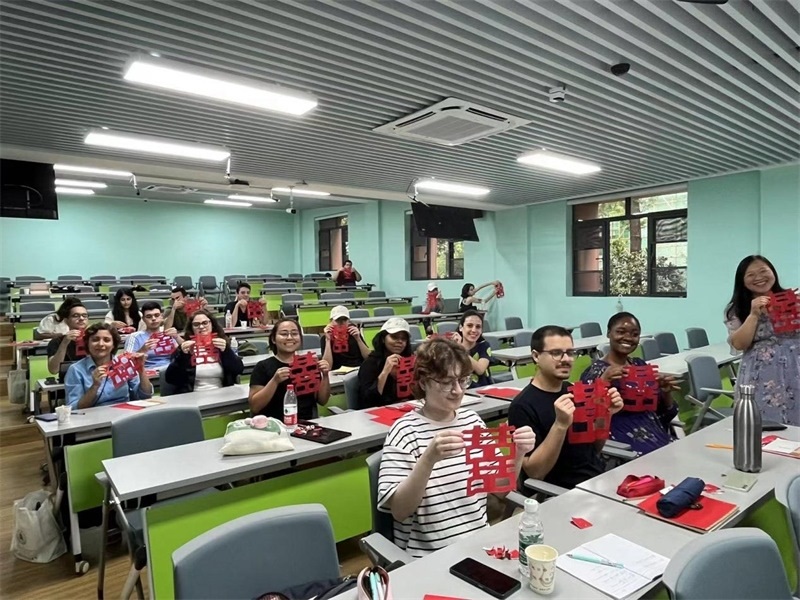 在中國和巴西共迎兩國建交50周年之際，巴西圣保羅州立大學孔子學院今年7月成功組織多批、近40名巴西青少年來華進行短期訪問交流，圖為訪問團成員參加文化體驗活動。 巴西圣保羅州立大學孔子學院供圖