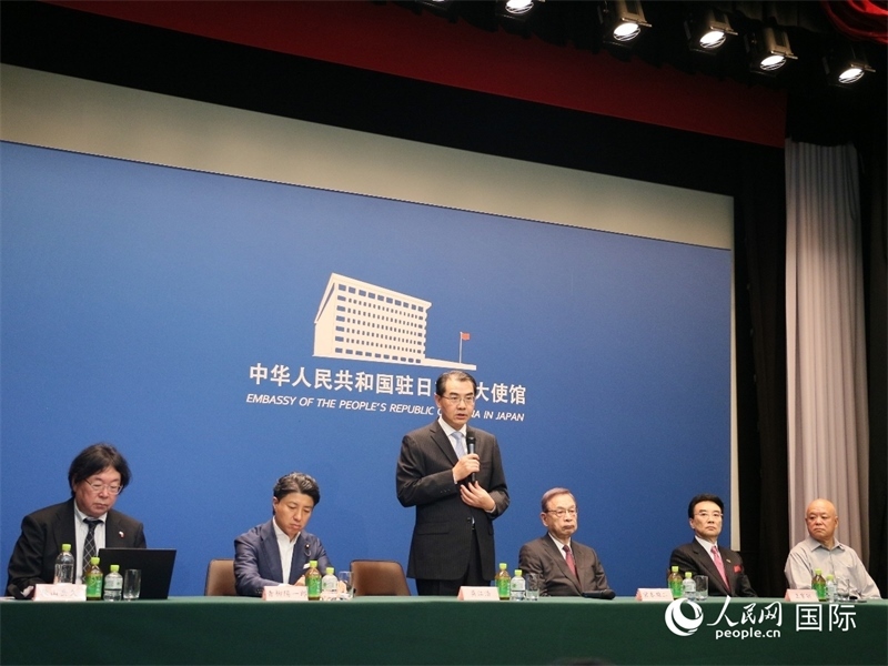 中國(guó)駐日本大使吳江浩（左三）致辭。人民網(wǎng) 許可攝