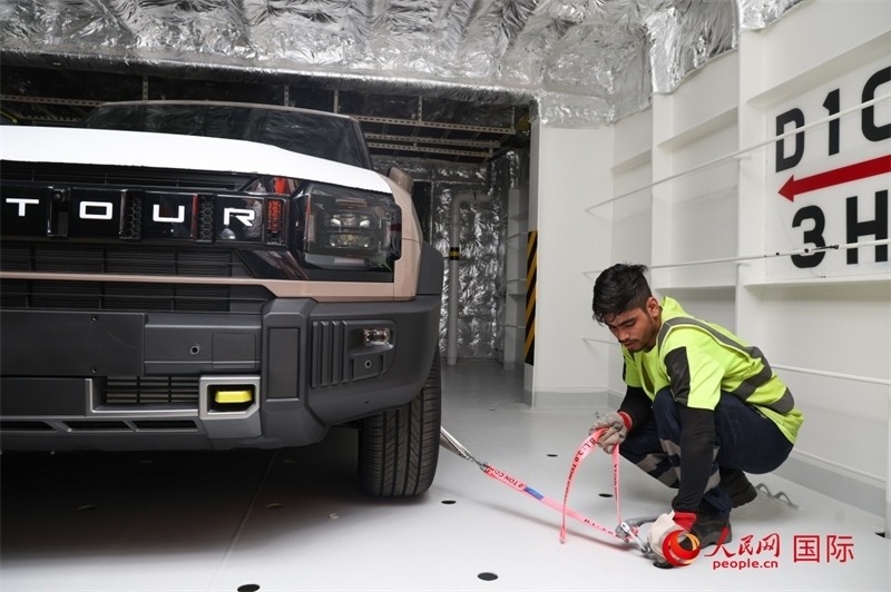 工人正在進(jìn)行卸車作業(yè)。人民網(wǎng)記者任皓宇攝