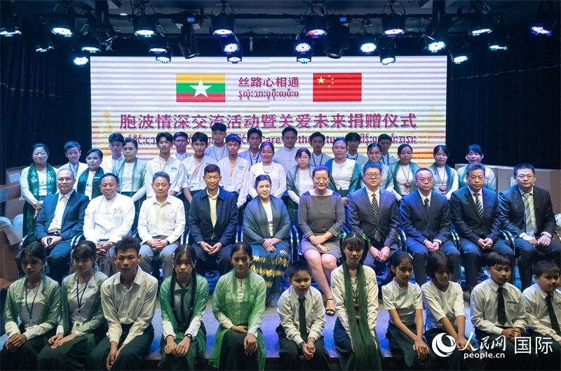 嘉賓與受助師生合影。人民網(wǎng)記者 謝佳君攝