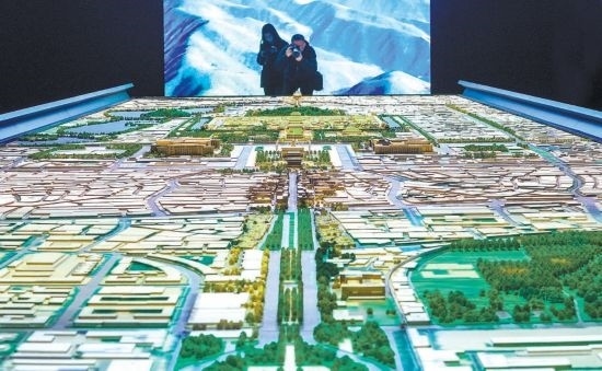 首都博物館“輝煌中軸”展廳內(nèi)，十六米長(zhǎng)的中軸線沙盤，配以立體投影技術(shù)，展現(xiàn)北京中軸線之壯美。 本報(bào)記者 武亦彬攝