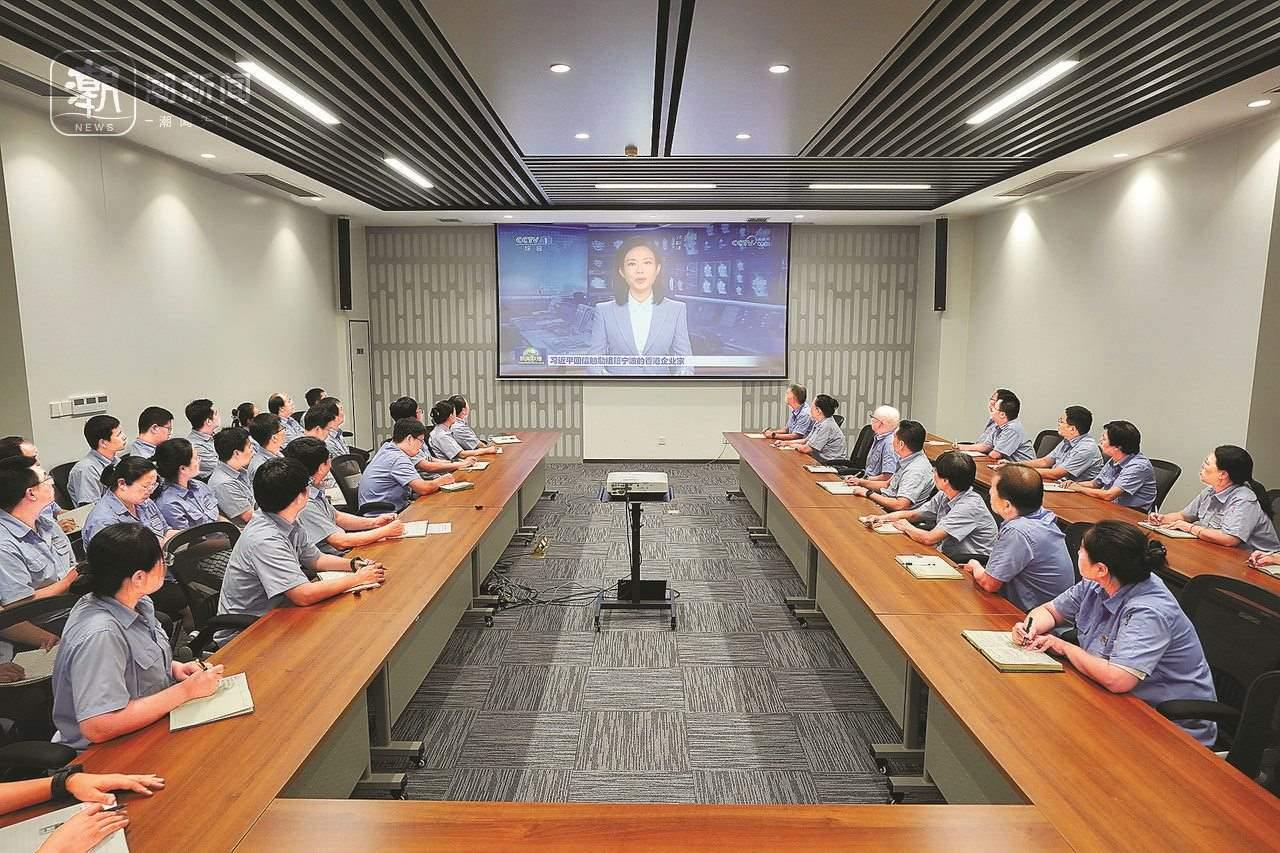 2024年8月1日晚，寧波永新光學股份有限公司員工集體觀看央視《新聞聯(lián)播》關(guān)于國家主席習近平給包陪慶、曹其鏞等祖籍寧波的香港企業(yè)家回信的報道。潮新聞記者 賀元凱 彭鵬 周旭輝 攝
