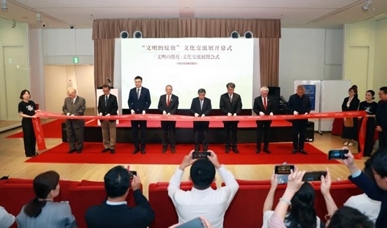 中外嘉賓共同為“文明的綻放”文化交流展開幕式剪彩。中國外文局國際傳播發(fā)展中心供圖