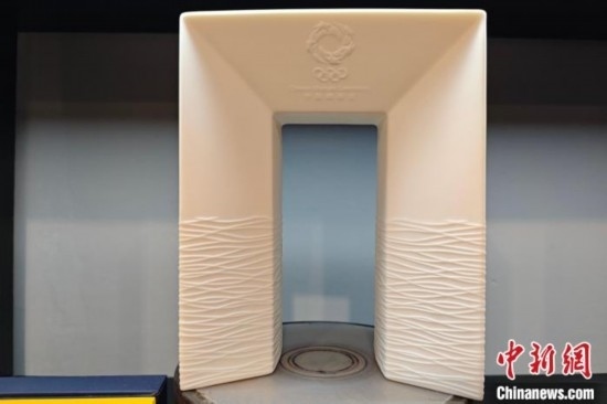 白瓷作品《凱旋尊》巧妙融合了法國與中國最具象征意義的藝術(shù)形式和元素進(jìn)行再創(chuàng)造。 吳冠標(biāo) 攝