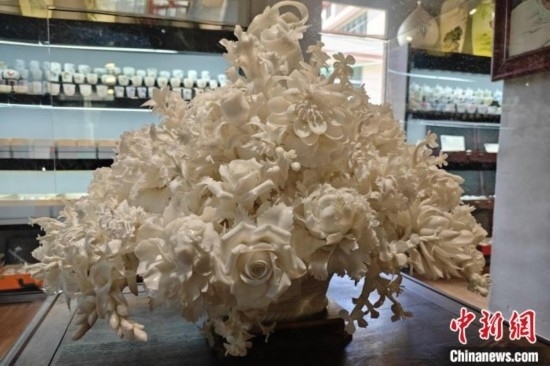 福建德化陶瓷以“白”見長，因白如雪、明如鏡、薄如紙、聲如磬、潤如玉而享譽(yù)世界。 吳冠標(biāo) 攝