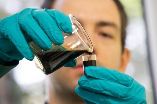 2022年5月24日，在匈牙利薩茲豪隆包陶多瑙河煉油廠，一名工人對通過阿德里亞輸油管道運達的原油樣品進行質(zhì)量分析。新華社發(fā)（弗爾季·奧蒂洛攝）