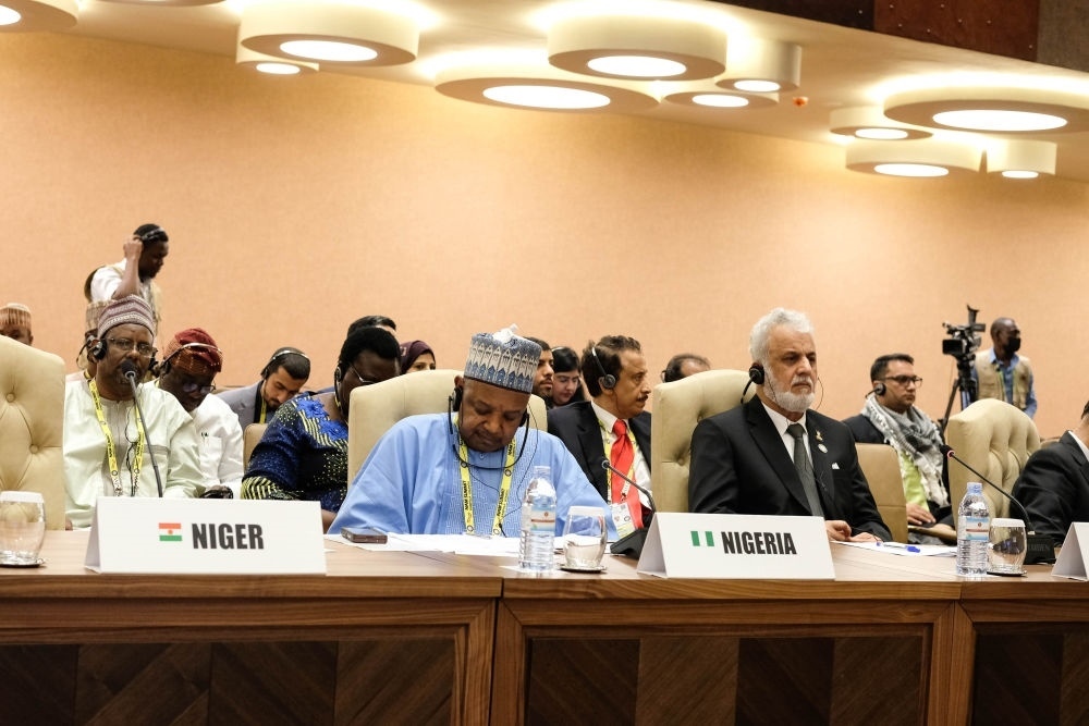 1月20日，與會(huì)代表出席在烏干達(dá)首都坎帕拉舉行的不結(jié)盟運(yùn)動(dòng)第19次峰會(huì)閉幕式。新華社發(fā)（阿佳拉·納瓦達(dá)攝）