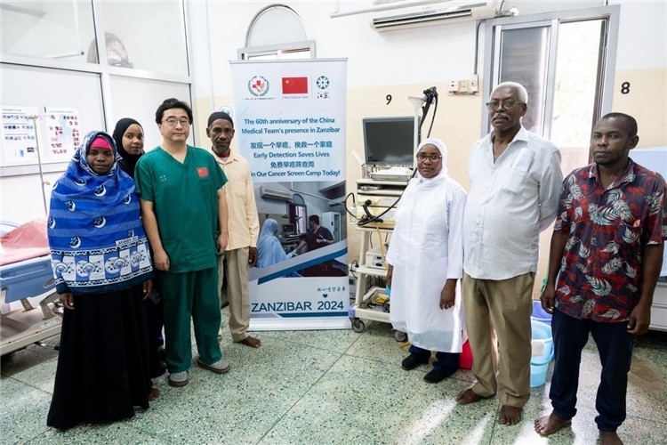 王璐醫(yī)生與部分患者合影。中國援桑醫(yī)療隊供圖