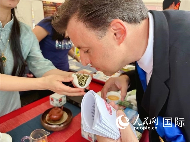 德國市民品鑒中國茶。人民網(wǎng)記者 劉赫攝